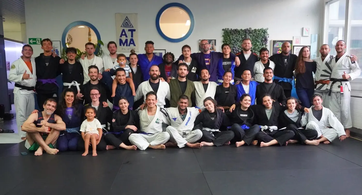 Pratiquants d'ATMA Jiu Jitsu réunis sur le tatami
